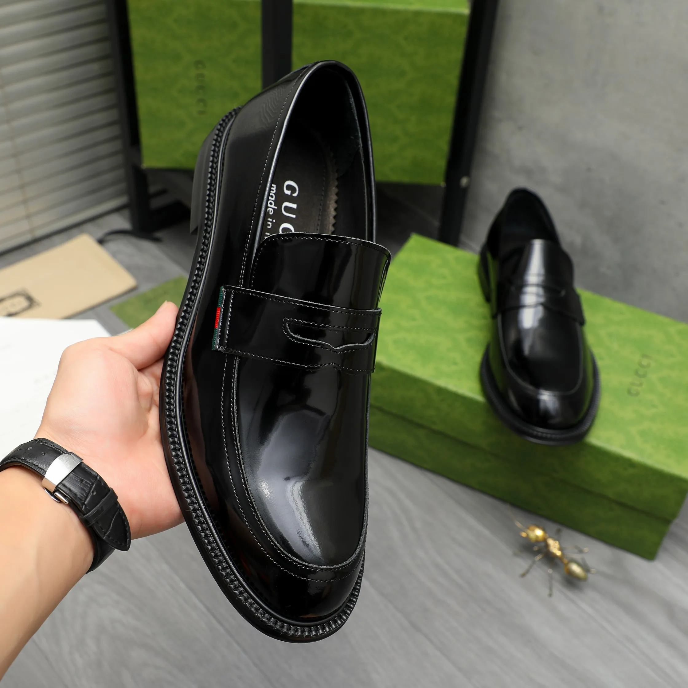 Men's shoes 💰500 Product trademark: GUCCI "Gucci" business slip-on leather shoes Regular size: 38-44 (45.46 custom-made, non-returnable) Product materials: Selected lacquered cowhide upper, cowhide lining, original rubber outsole
